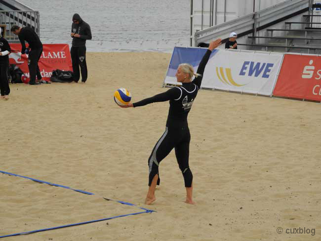 Aufschlag beim Mahrenholz Beachvolleyball Cup in Duhnen